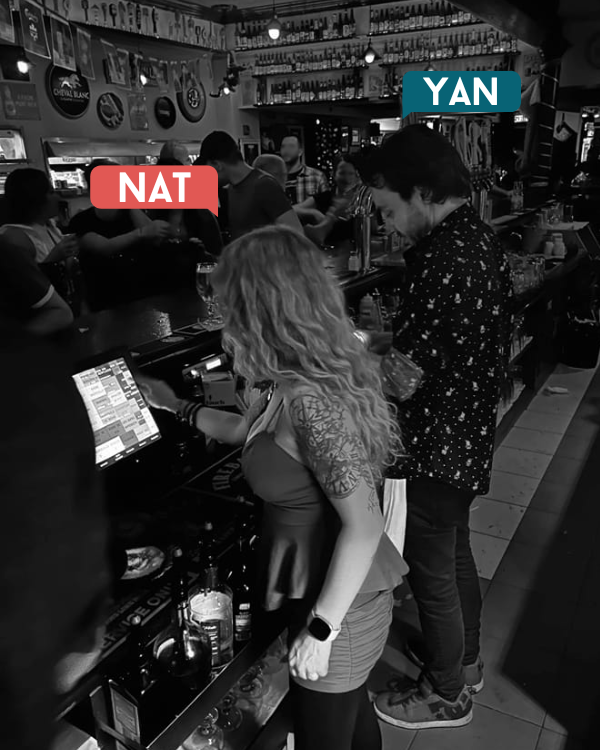 Yan et nat derriere le bar cerbère avec nom